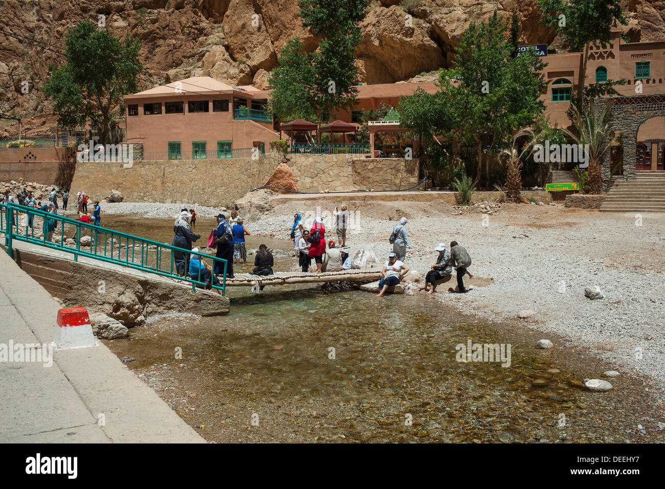 Touristen und einheimische erfrischend in den Fluss in Todra, Marokko Stockfoto