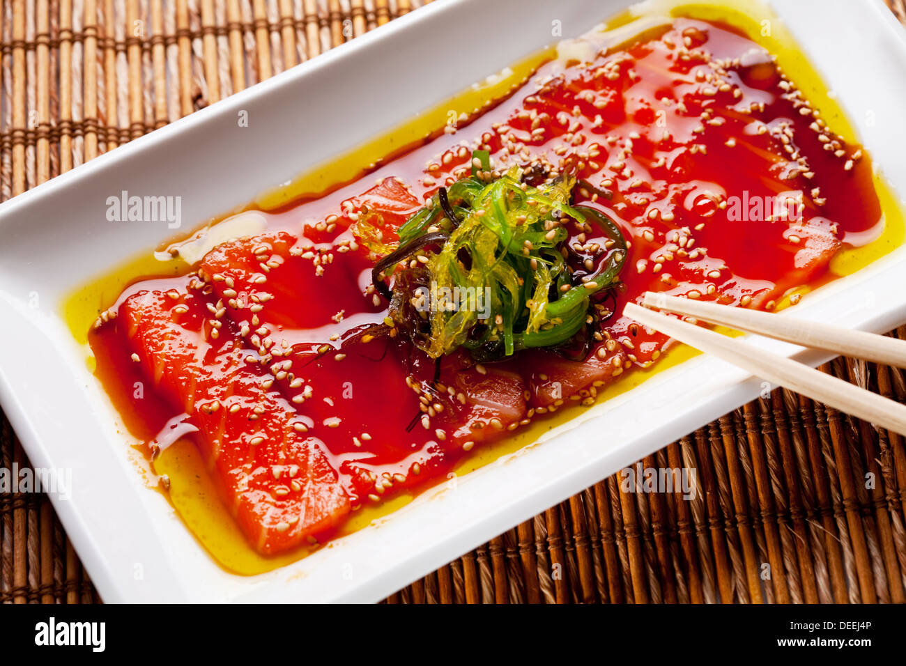 Lachs mit Salat Seetang und Sesam. Stockfoto