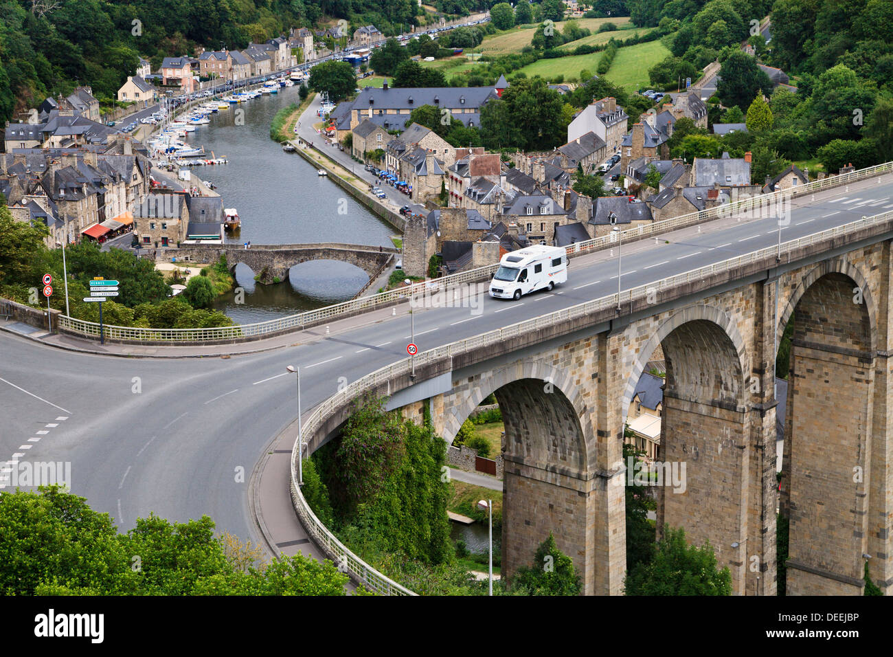 Ein Wohnmobil überquert das Viadukt über den alten Hafen und Fluss Rance in Dinan, Côtes-d ' Armor, Bretagne, Frankreich Stockfoto