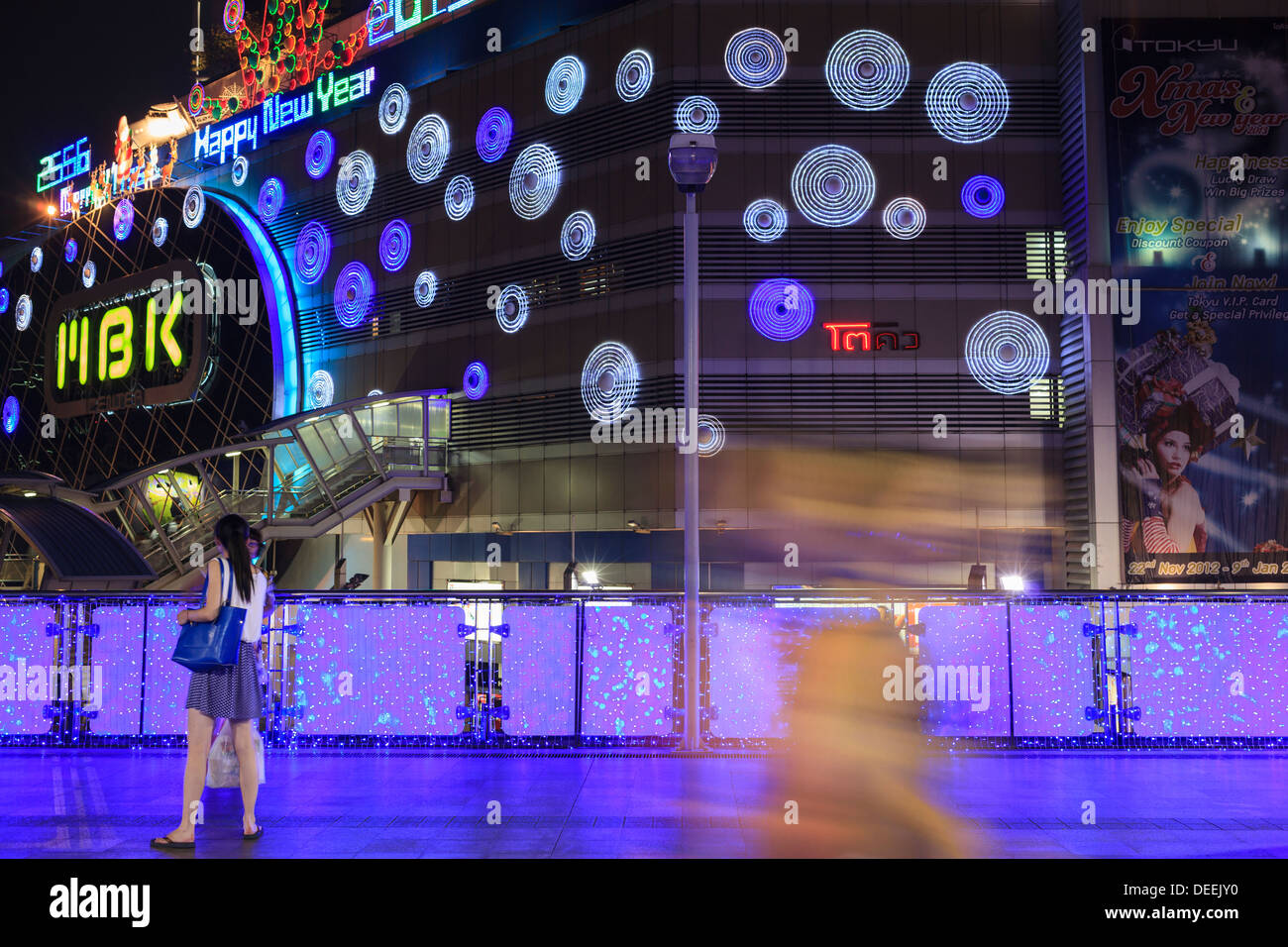 Passanten vor dem MBK-Store in der Weihnachtszeit. Siam-Platz. Bangkok. Thailand. Stockfoto