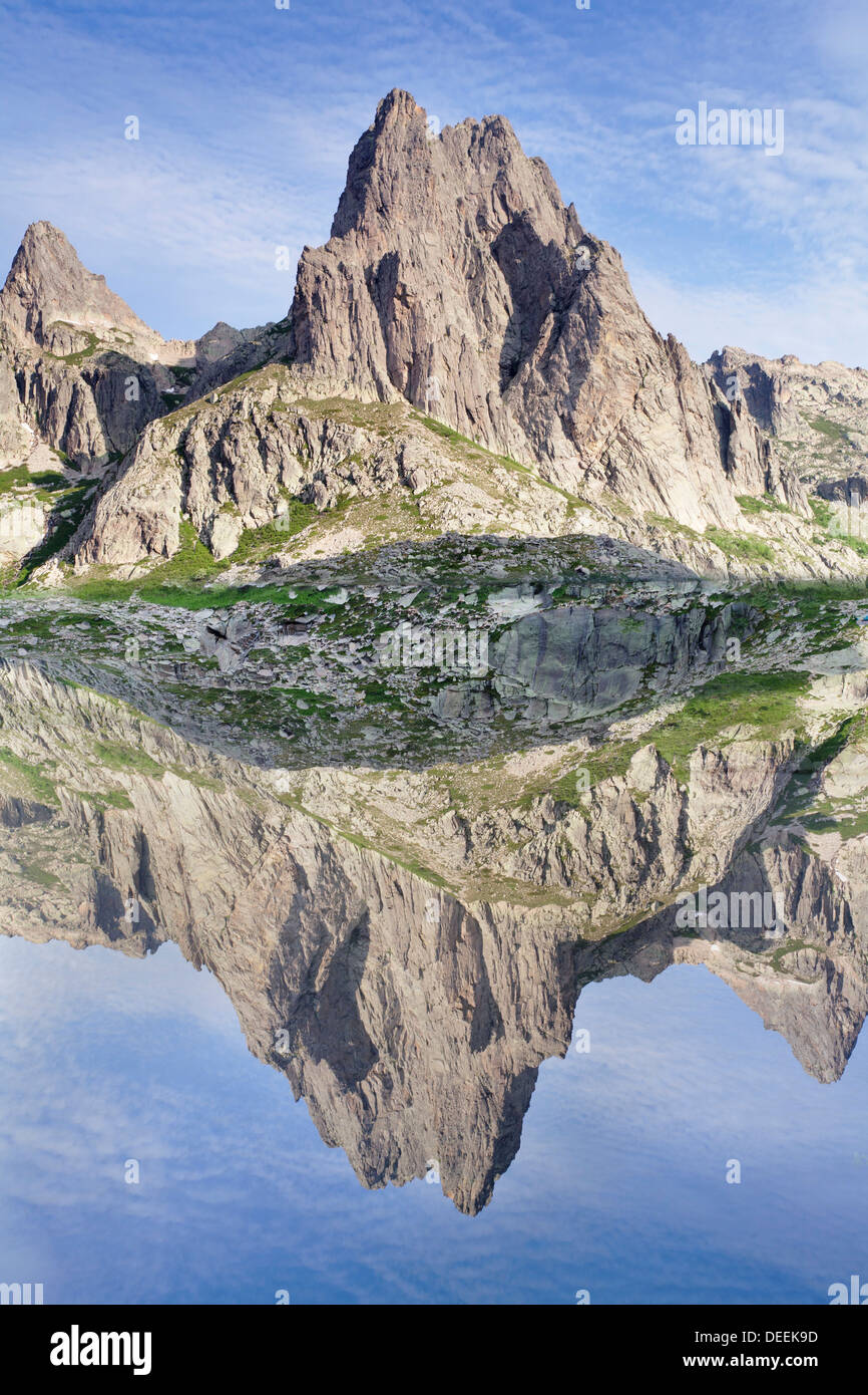 PIC Lombarduccio reflektiert in Lac de Melo, Gorges De La Restonica, Haute Corse, Korsika, Frankreich, Mittelmeer, Europa Stockfoto