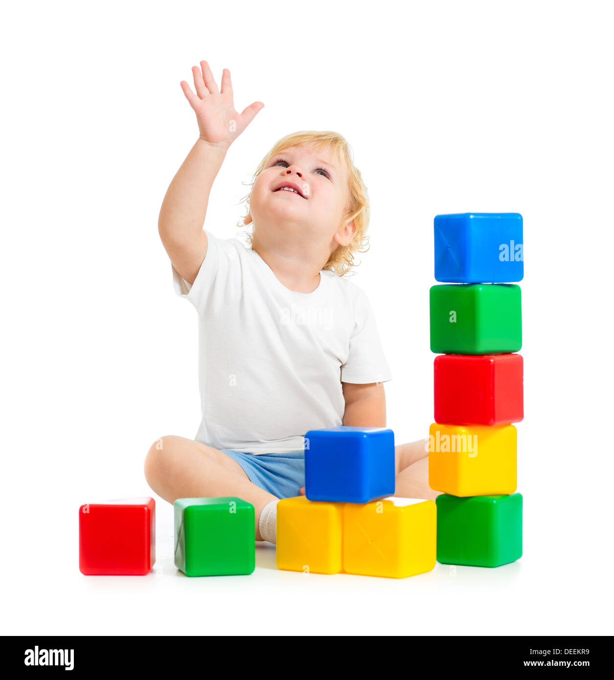 Kind mit bunten Bausteinen zu spielen und nachschlagen Stockfoto