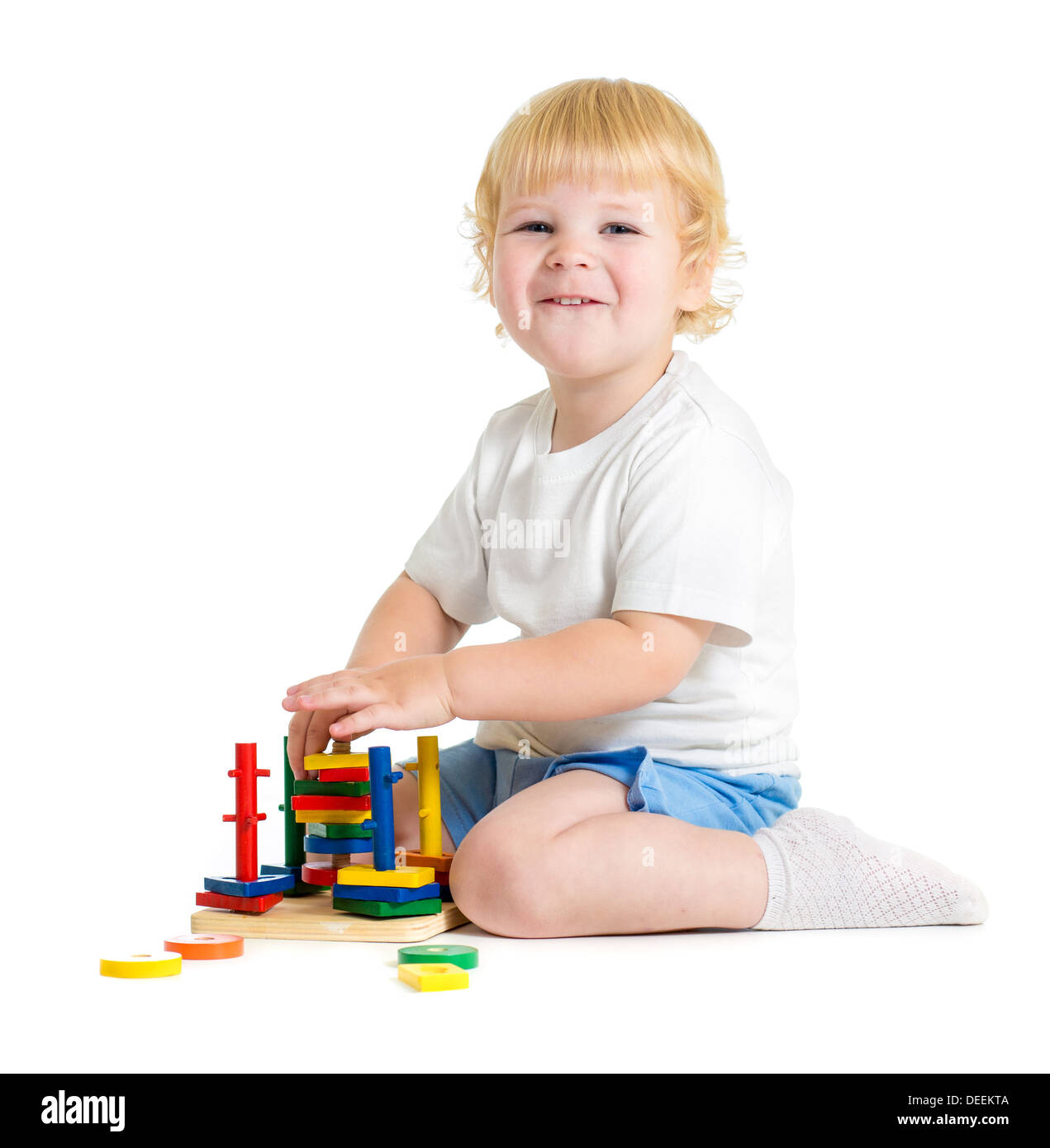Glückliches Kind spielen logische Lernspielzeug Stockfoto