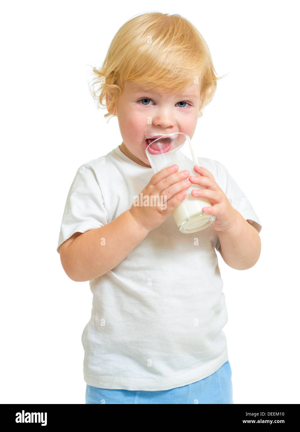 Kind trinken Milchprodukt aus Glas isoliert auf weiss Stockfoto