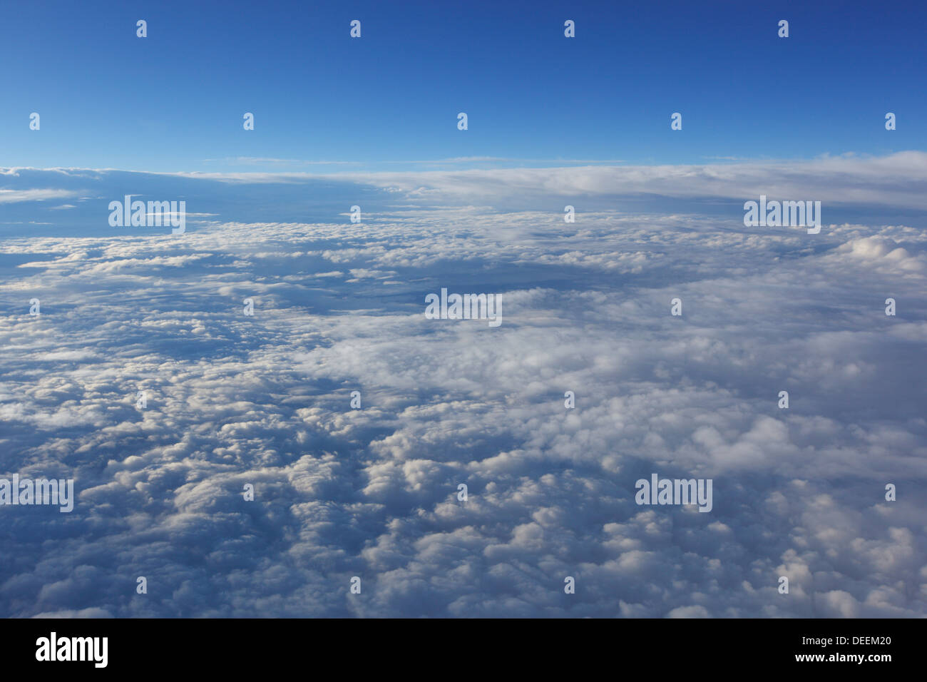 Luftaufnahme von Wolken aus großer Höhe. Stockfoto