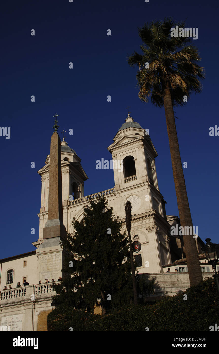 Italien. Rom. -Kirche Trinita dei Monti und Sallust Obelisk von der römischen Kaiserzeit. Stockfoto