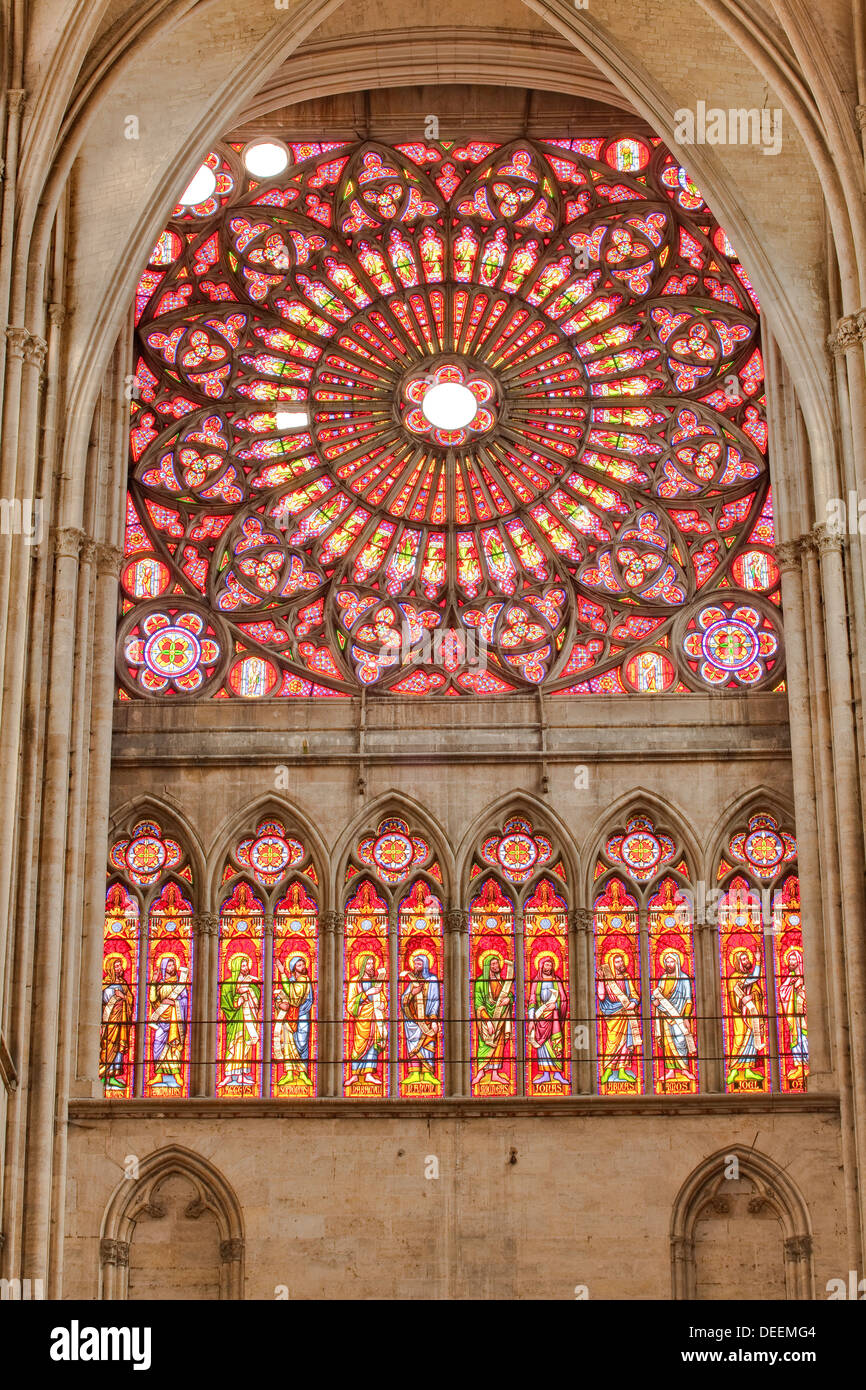 Eine Rosette in der Kathedrale von Saint-Pierre-et-Saint-Paul de Troyes, Troyes, Aube, Champagne-Ardenne, Frankreich Stockfoto