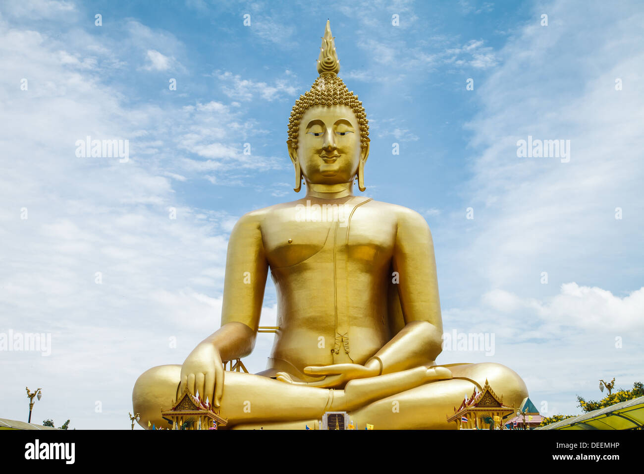 Buddah im thailändischen Tempel zur Anbetung Stockfoto