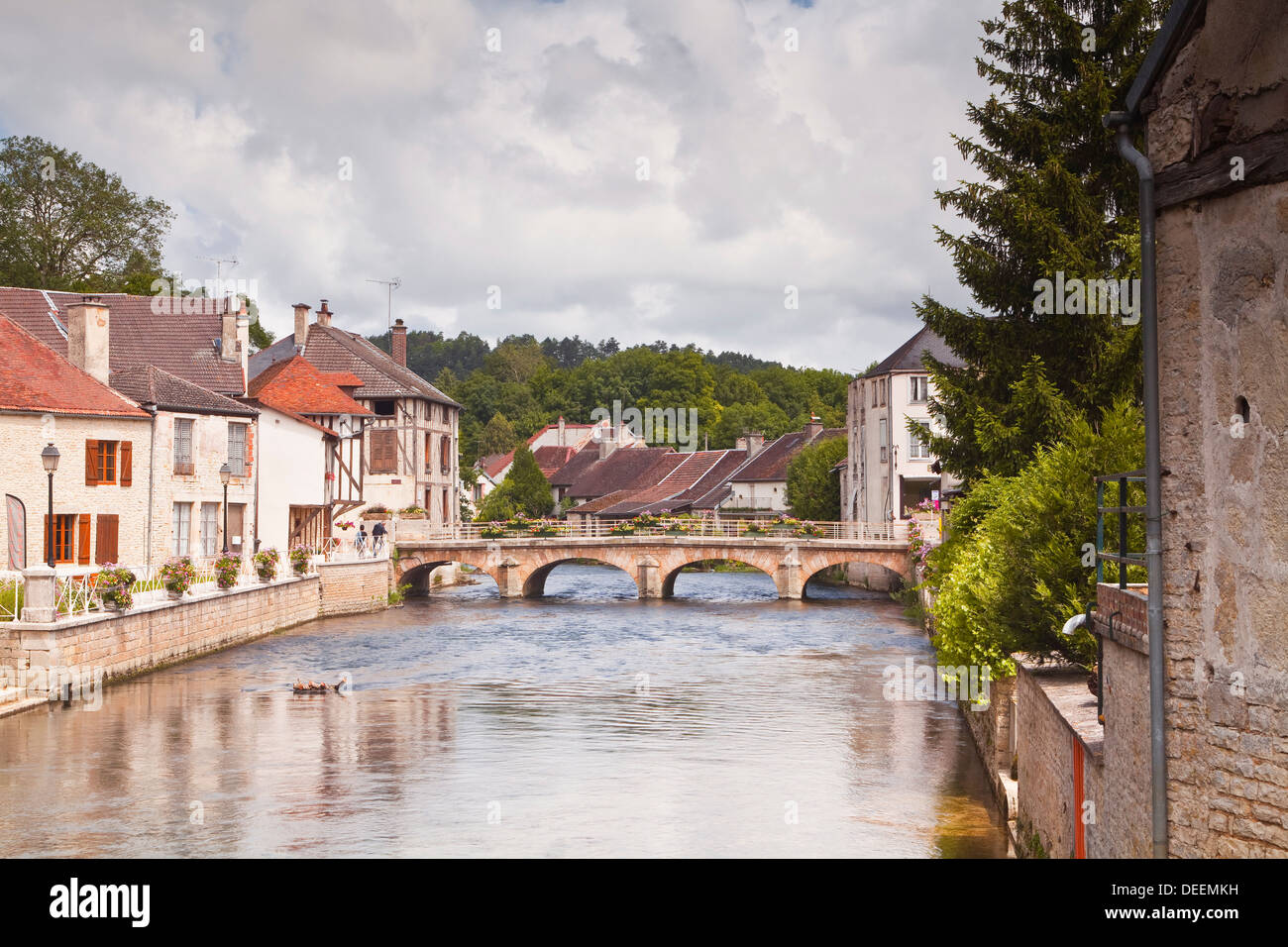 Der Fluss Ource laufen durch das Dorf Essoyes, Aube, Champagne-Ardenne, Frankreich, Europa Stockfoto