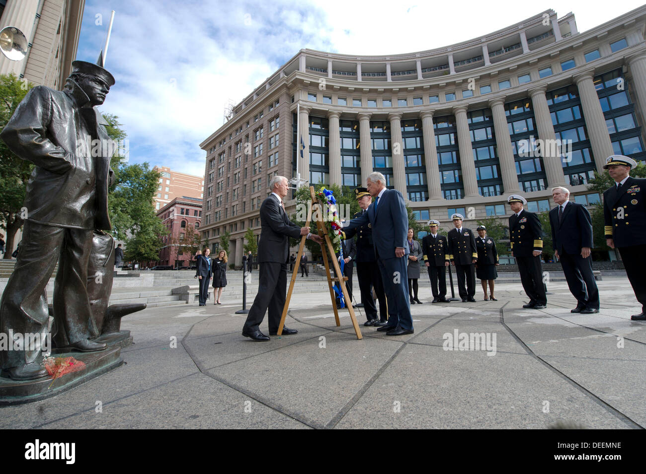 US-Verteidigungsminister Chuck Hagel und Vorsitzender der Joint Chiefs General Martin Dempsey lag ein Kranz am Marine-Denkmal zum Gedenken an die 12 Opfer der Navy Yard schießen 17. September 2013 in Washington D.C. Stockfoto