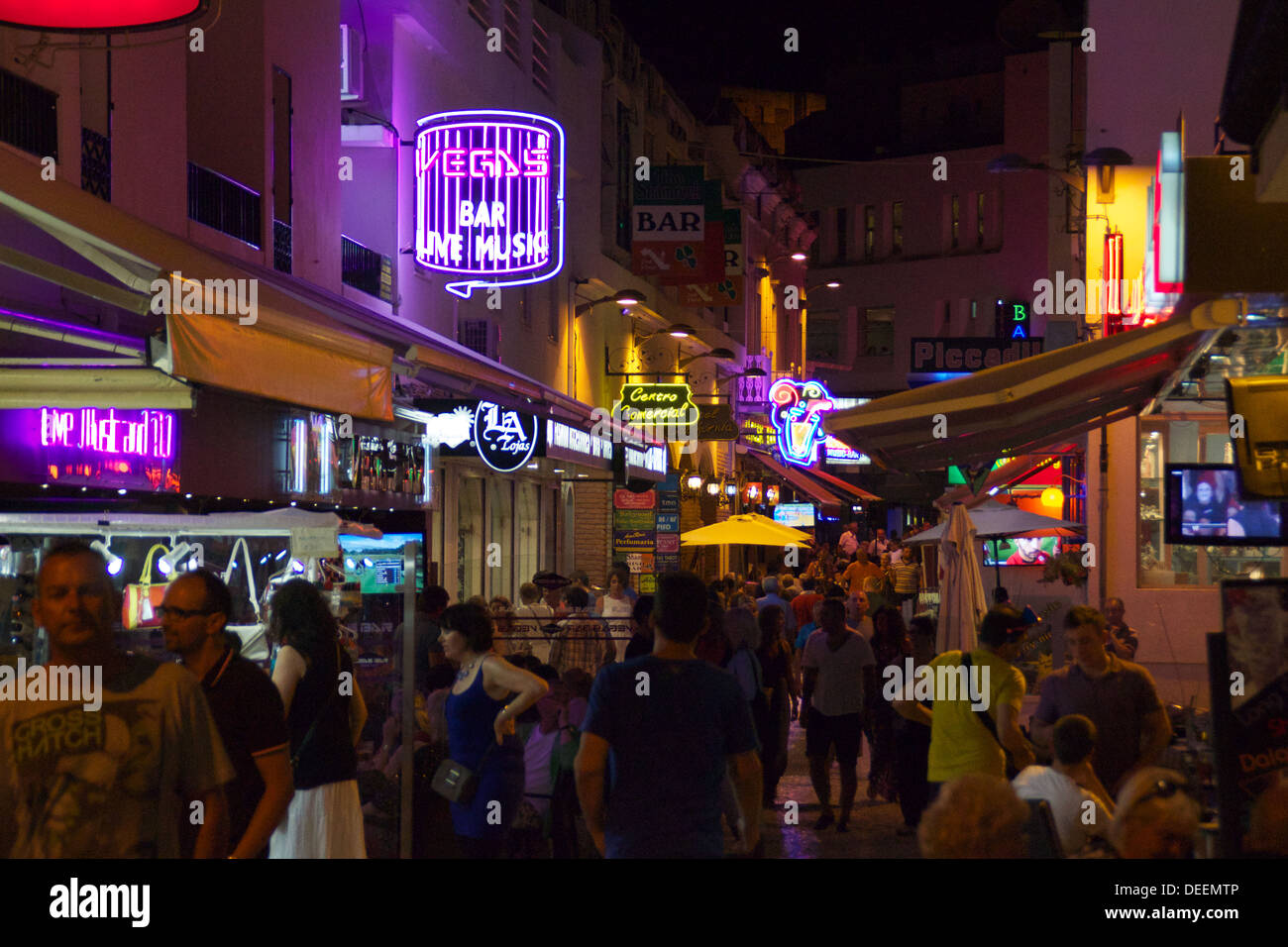 Urlauber in der Bar Street in Altstadt Albufeira, Algarve, Portugal Stockfoto