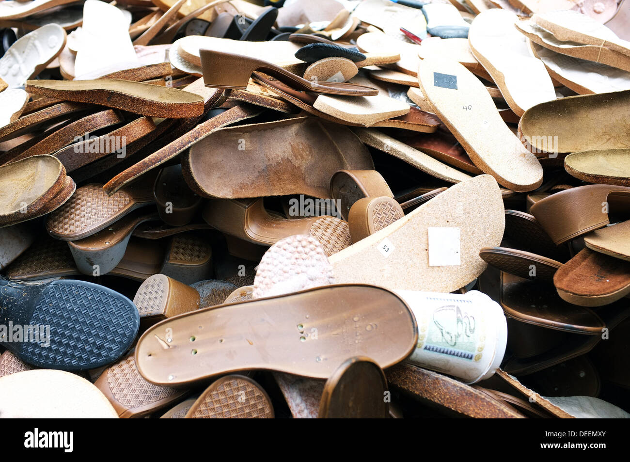 Ein Haufen von Schuhen und Schuhabsätze in einen Müllcontainer. Stockfoto