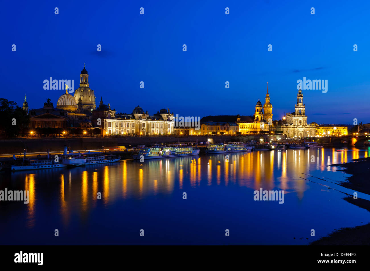 Altstadt in Dresden mit Elbe, Deutschland, in der Nacht Stockfoto