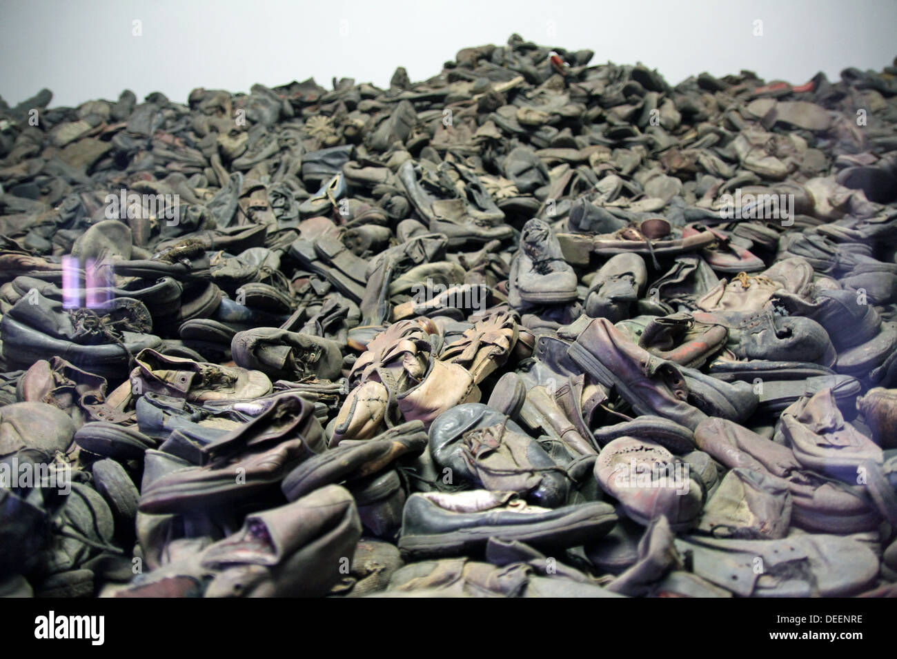 Hinter einem Displayglas, Schuhe der jüdischen Opfer des Holocaust im KZ Auschwitz-Birkenau in der Nähe von Krakau. Stockfoto