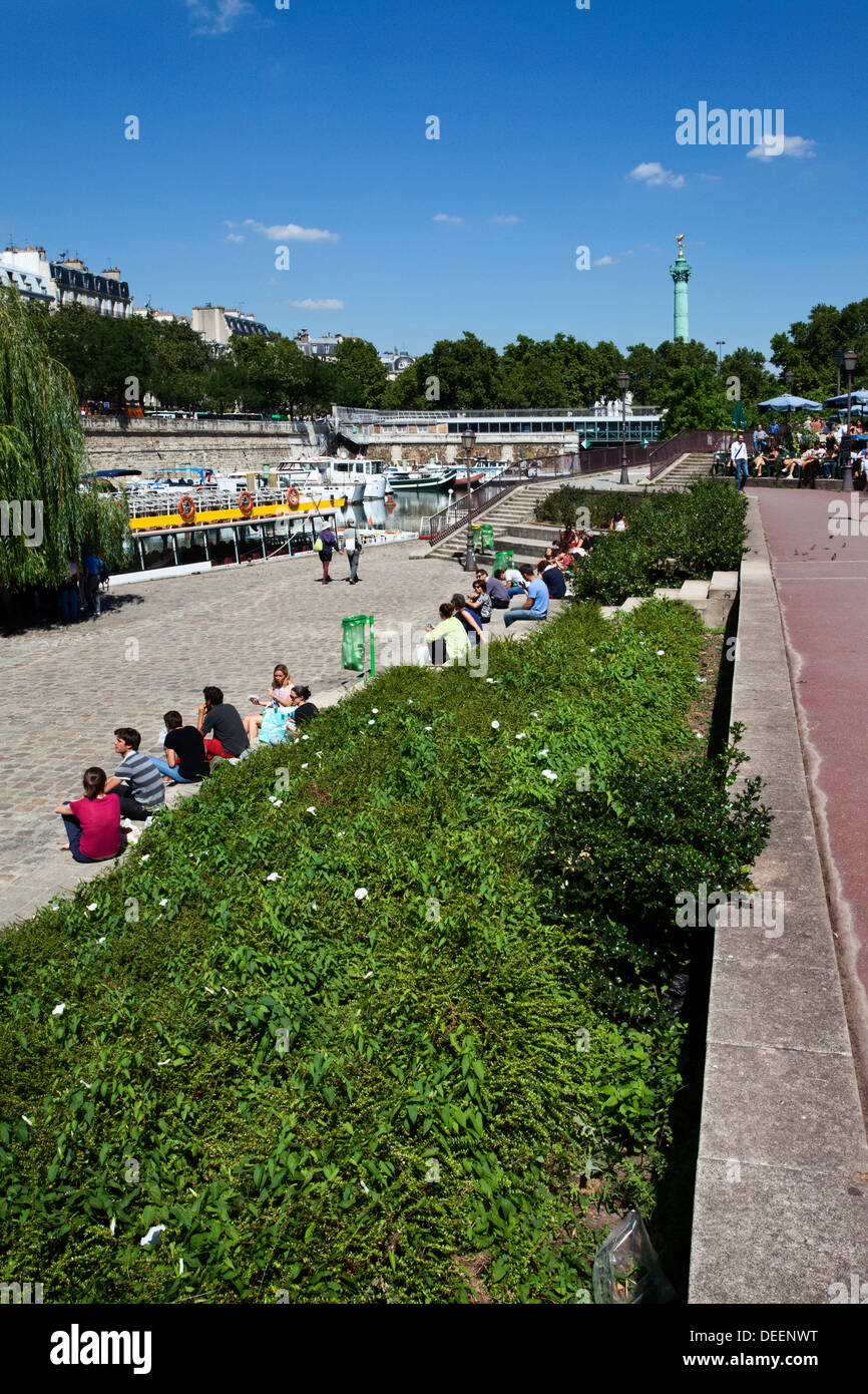 Sitzung vom Canal Saint Martin entlang Boulevard De La Bastille Paris Frankreich Stockfoto