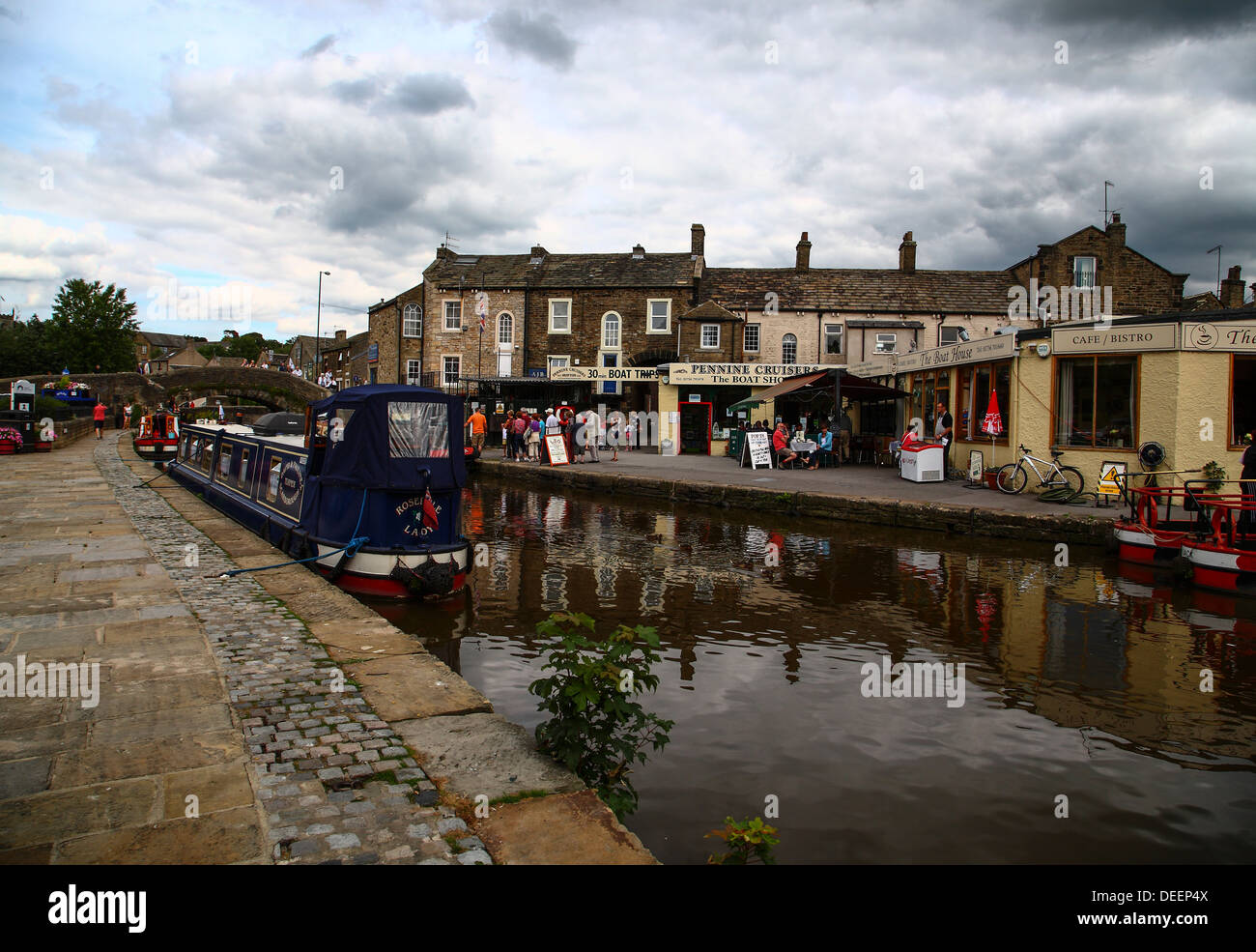 Lastkähne auf dem Kanal in Skipton, Yorkshire, Großbritannien Stockfoto