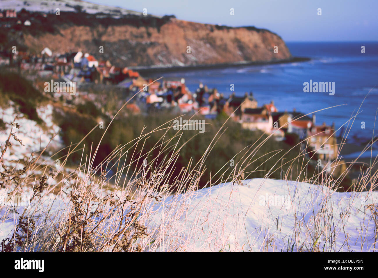 Ein Blick auf Robin Hoods Bay nach Schneefall. Stockfoto