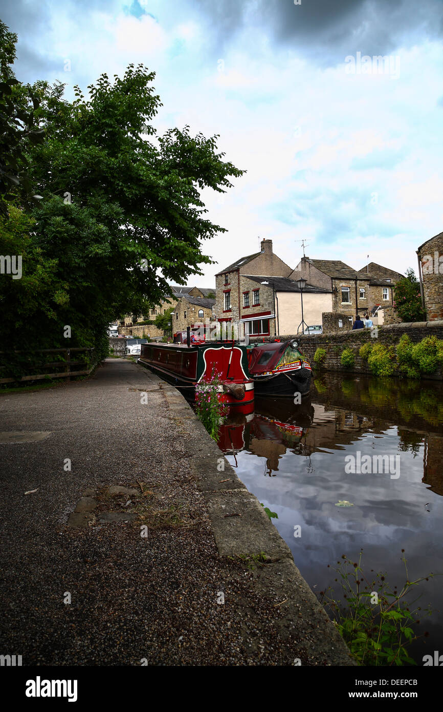 Lastkähne auf dem Kanal in Skipton, Yorkshire, Großbritannien Stockfoto