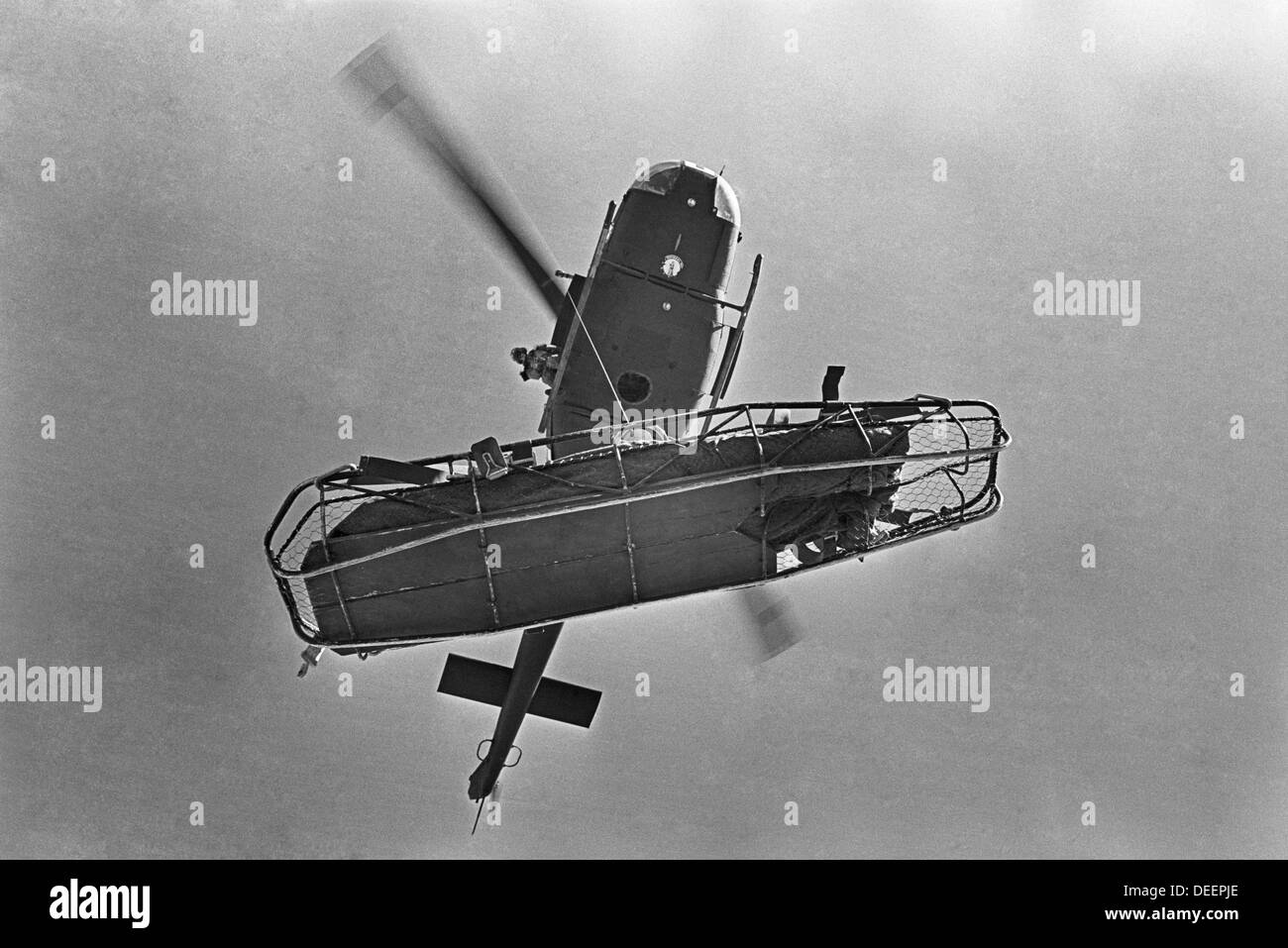 A New Mexiko air National Guard Rettung Hubschrauber Aufzüge einen verletzten Mann in einem Wurf 1974 Stockfoto