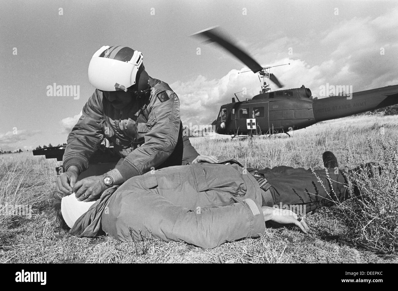 Ein Hubschrauber der Air National Guard in New Mexico rettet ein verletzter Jäger von einer Bergspitze im Norden von New Mexico, ca. 1976 Stockfoto