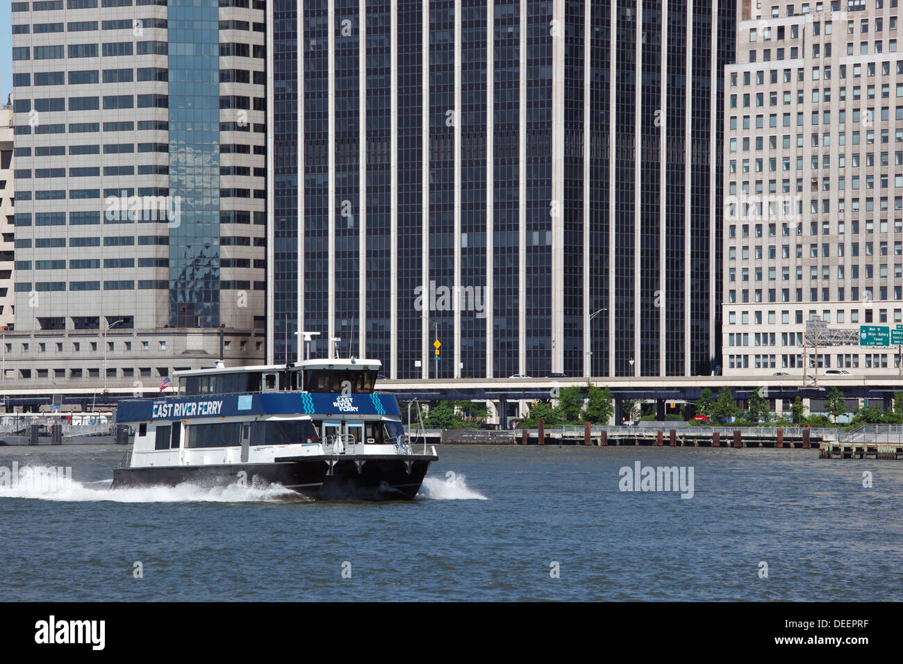 East River Ferry flussaufwärts, vorbei an Lower Manhattan in New York City, USA. Stockfoto