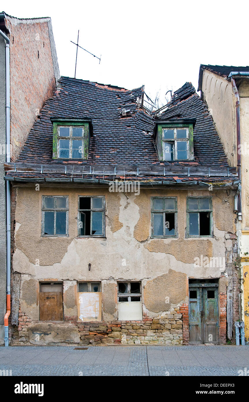 altes verlassenes Haus in der kleinen deutschen Stadt Stockfoto
