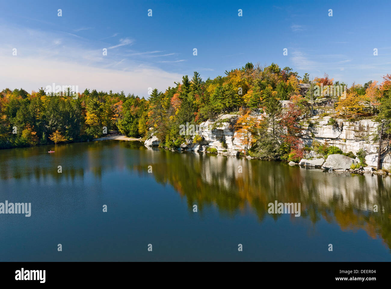 Herbstfarben am Lake Minnewaska am Minnewaska State Park Preserve, Ulster County, Bundesstaat New York. Stockfoto