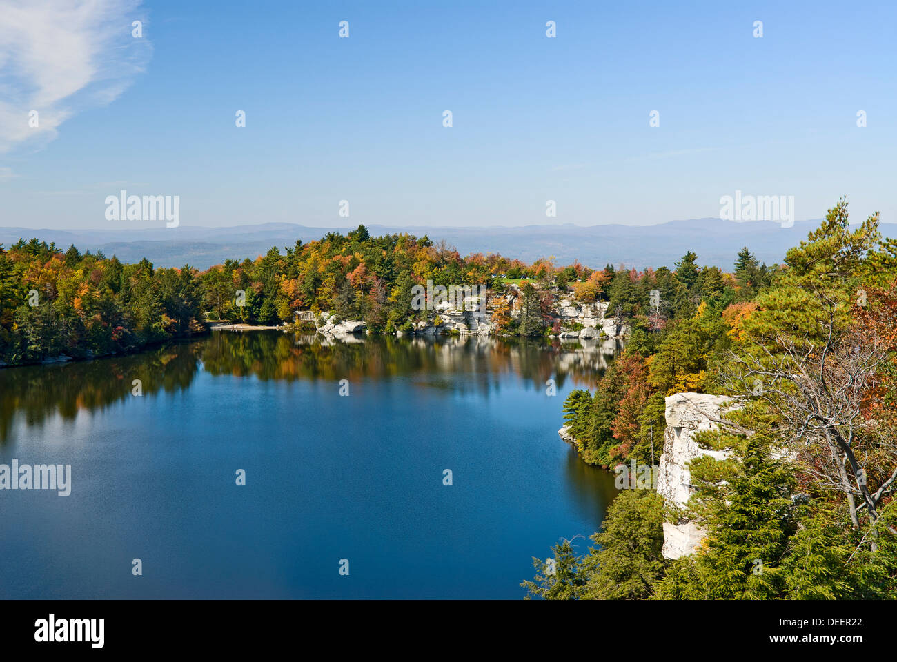 Herbstfarben am Lake Minnewaska am Minnewaska State Park Preserve, Ulster County, Bundesstaat New York. Stockfoto