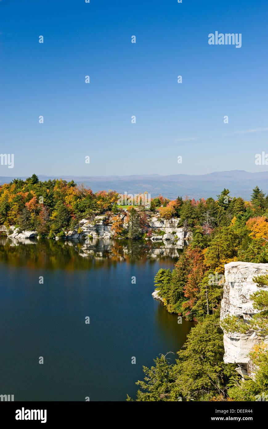 Herbstfarben am Lake Minnewaska am Minnewaska State Park Preserve, Ulster County, Bundesstaat New York. Stockfoto