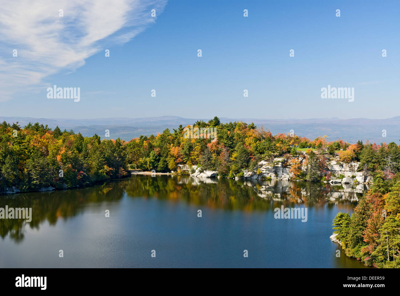 Herbstfarben am Lake Minnewaska am Minnewaska State Park Preserve, Ulster County, Bundesstaat New York. Stockfoto