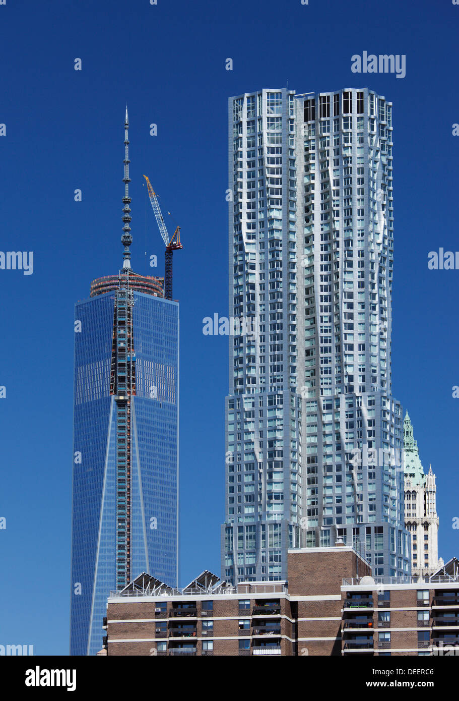 Beekman Tower (R) und der Freedom Tower im Bau Inn Juni 2013, New York City, USA. Stockfoto