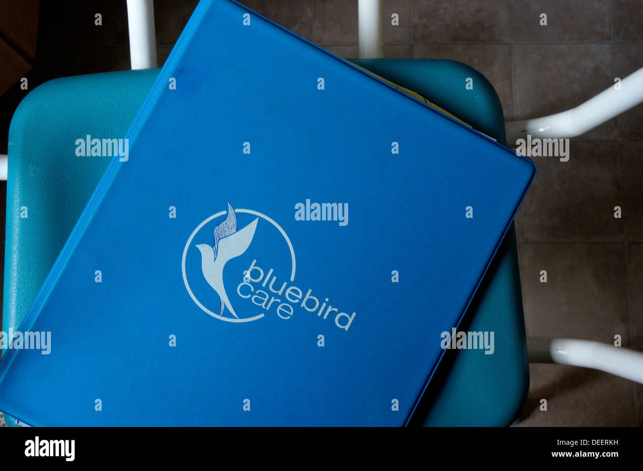 Bluebird Care Case Notes-Datei in einem blauen Ordner mit Logo auf dem Cover. Stockfoto