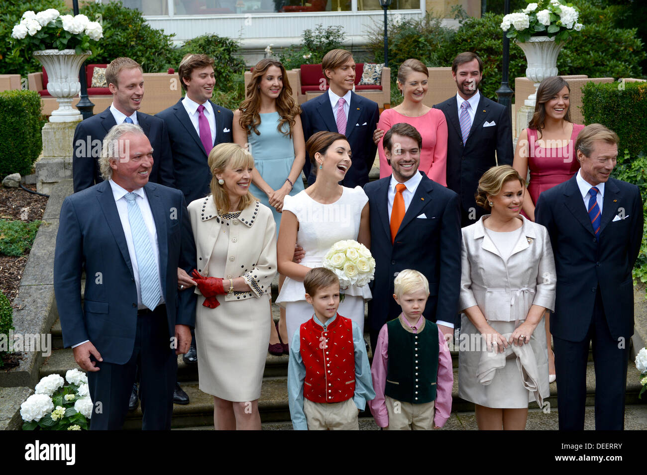 Königstein, Deutschland. 17. September 2013. Königstein, Deutschland. 17. September 2013. Prinz Felix von Luxemburg und seine Frau Claire Lademacher (C) Lachen nach ihre standesamtliche Trauung im Hotel Villa Rothschild mit den Eltern der Braut Hartmut Lademacher (L), Gabriele Lademacher (2-L), die Eltern des Bräutigams, Grand Duke Henri (R) und Großherzogin Maria Teresa (2-R), sowie Großherzog Guillaume (BACK, 2-R) und seine Frau Stephanie (BACK, 3-R) , Prinz Louis (Rücken, C) und Prinzessin Tessy (Rücken, 3-L), Prinz Sébastien (Rücken, 2-L) und Prinz Gabriel (vorne, L) und Prinz Noah (vorne, R) in Königstein, Germ... Stockfoto