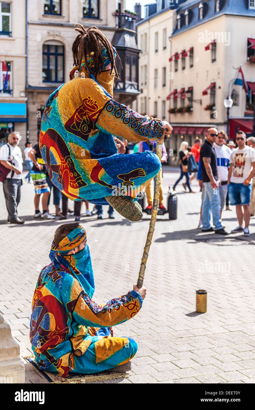 Touristen, die gerade zwei Gaukler Durchführung einen Levitation-Trick in der Place d ' Armes, Luxemburg-Stadt. Stockfoto