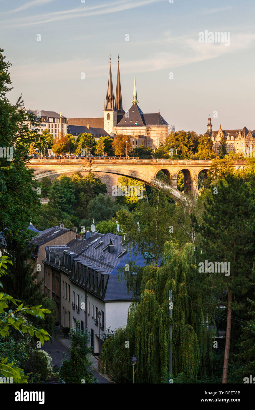 Abendlicht fällt auf die Adolphe-Brücke und die Kathedrale Notre-Dame in Luxemburg-Stadt. Stockfoto