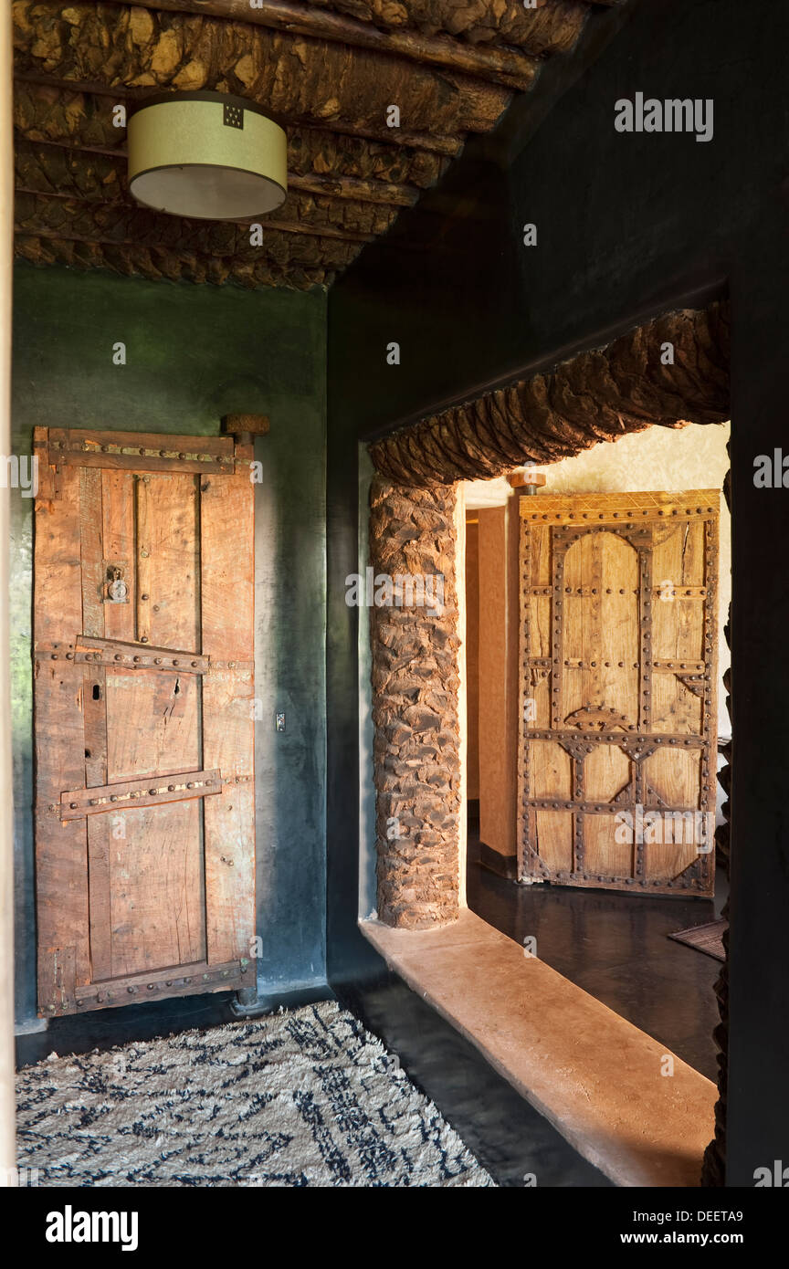 Geschnitzte Holz und Niet Türen in marokkanischen Neubau mit Innenarchitektur Romain Michel-Meniere Stockfoto