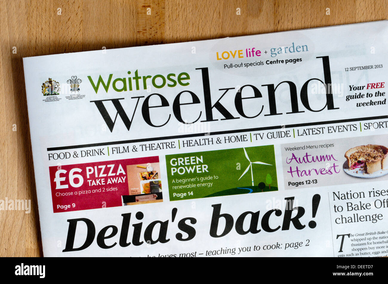 Eine Kopie der kostenlose Supermarkt Zeitung Waitrose-Wochenende mit der Schlagzeile "Delia es zurück!". Stockfoto
