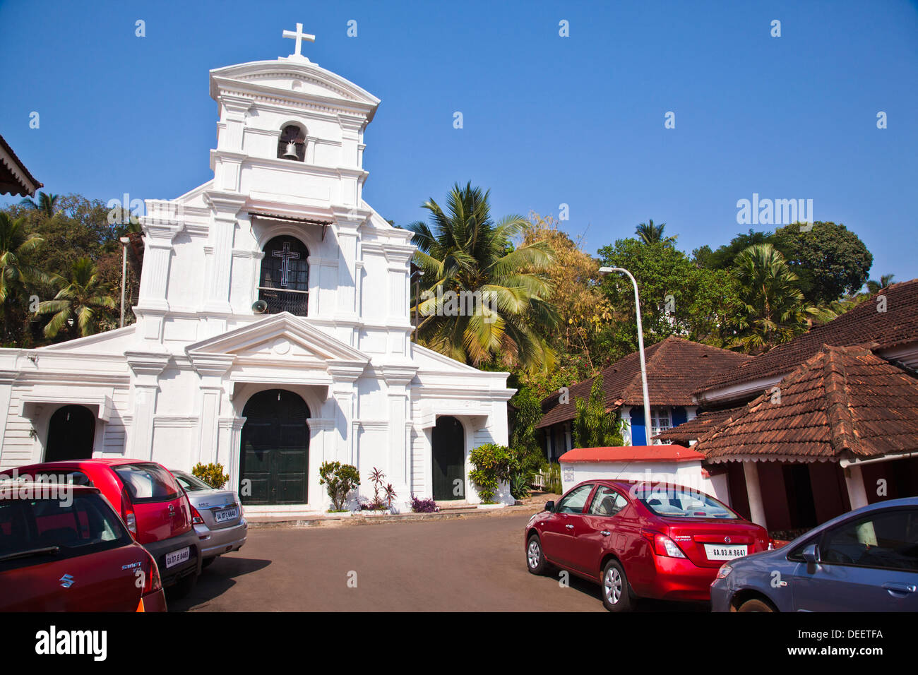 Parken außerhalb einer Kirche, St. Sebastian Chapel, Nord-Goa, Panaji, Goa, Indien Stockfoto