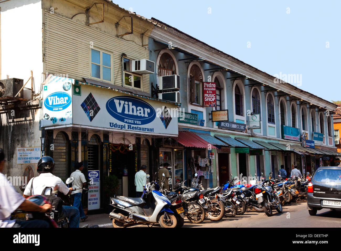 Fahrzeuge geparkt vor einem Restaurant Vihar Restaurant, Nord-Goa, Panaji, Goa, Indien Stockfoto