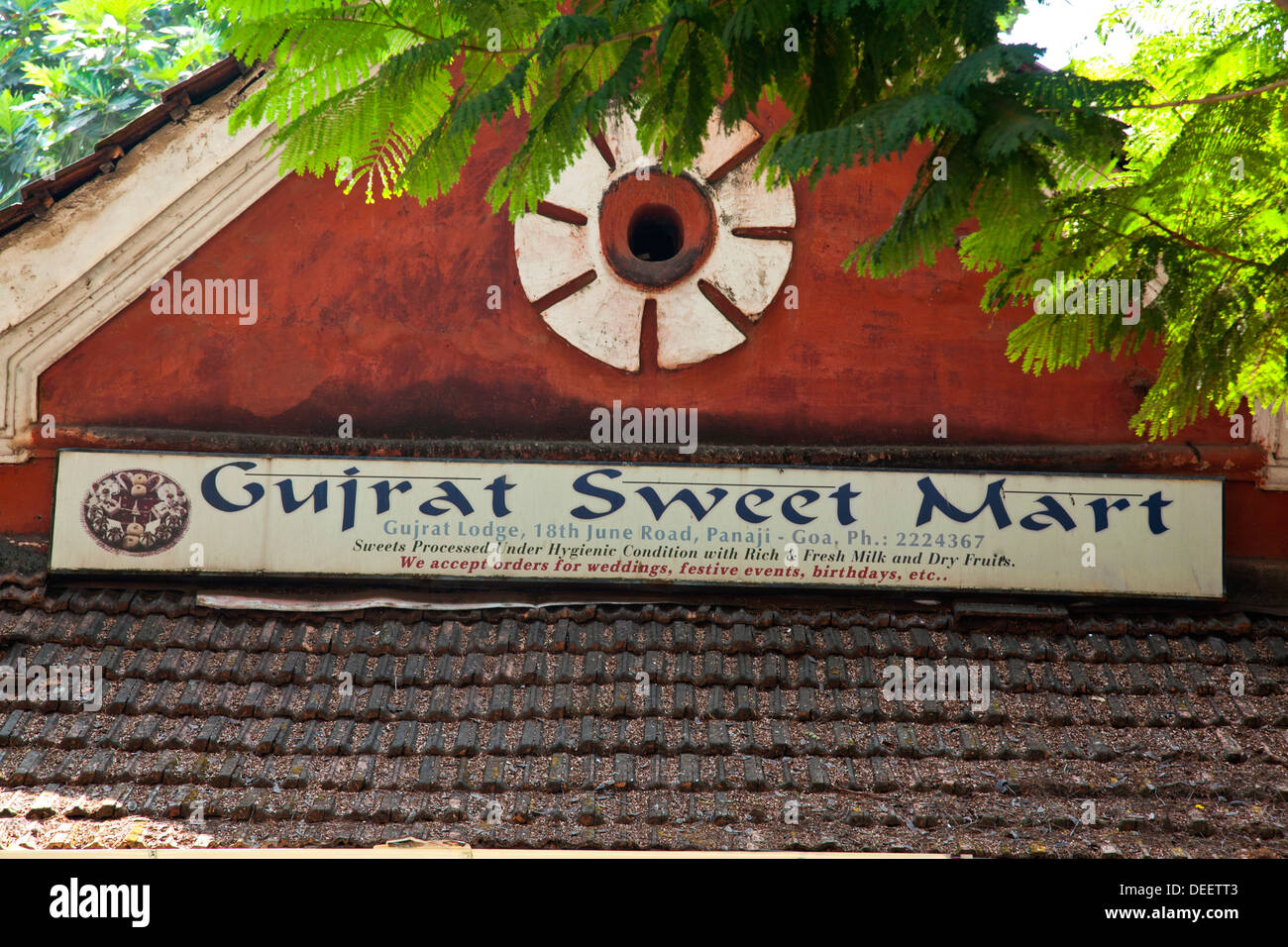 Schild eines Restaurants, Gujarat Sweet Mart, Nord-Goa, Panaji, Goa, Indien Stockfoto