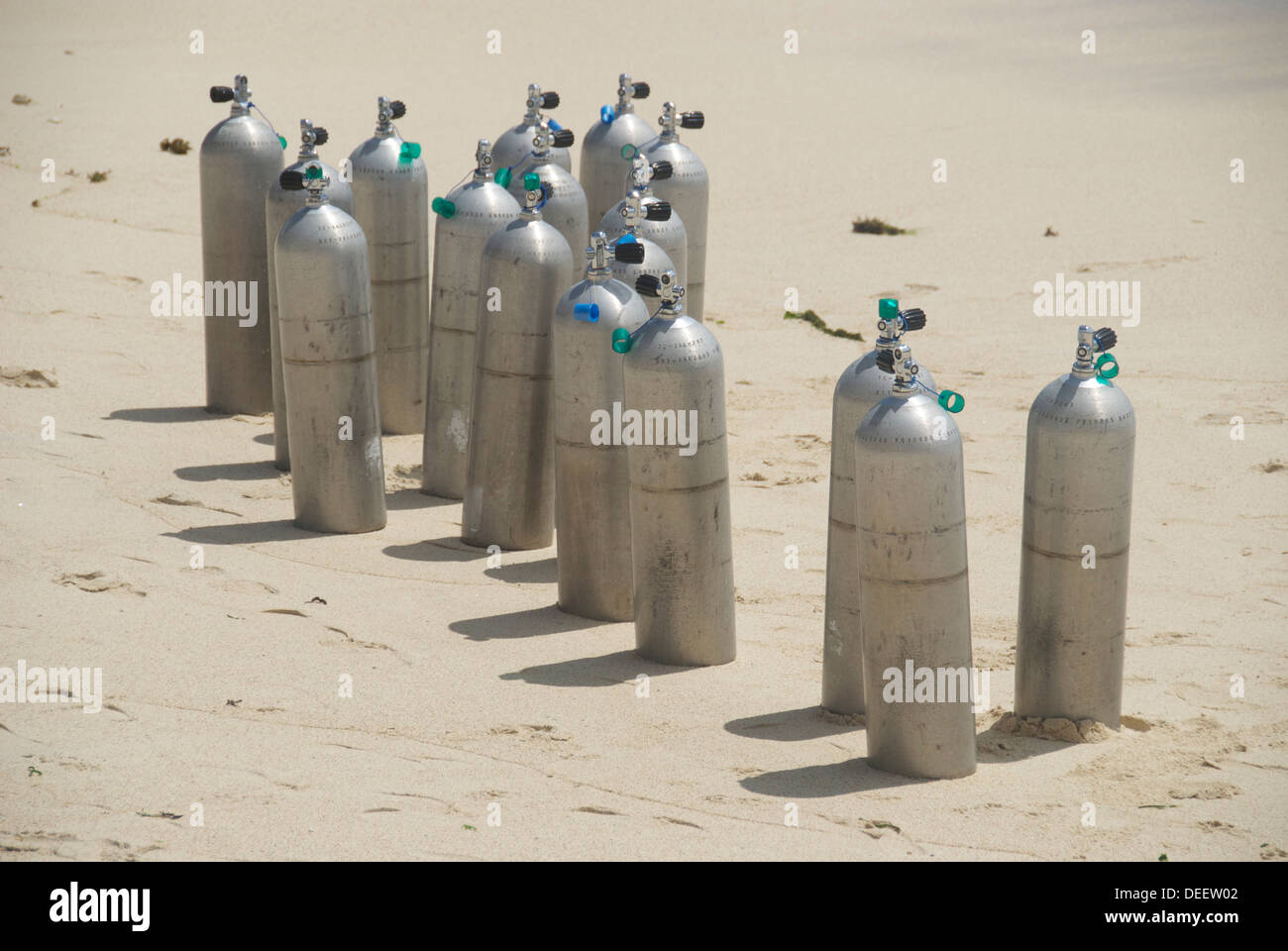 Tauchflaschen an einem Strand Stockfoto
