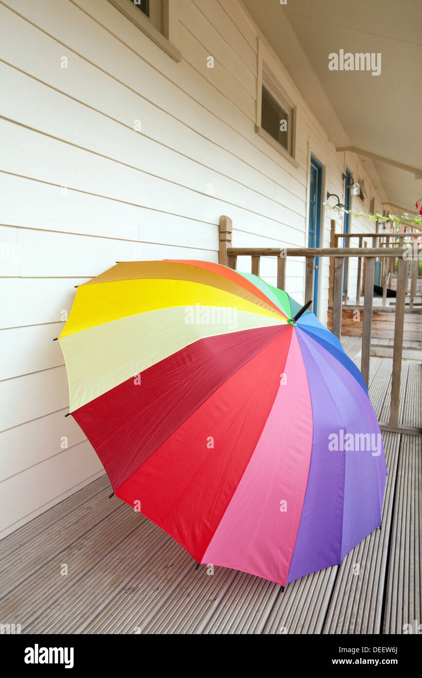 Einen bunten Regenschirm auf einer Veranda, Suffolk UK Stockfoto