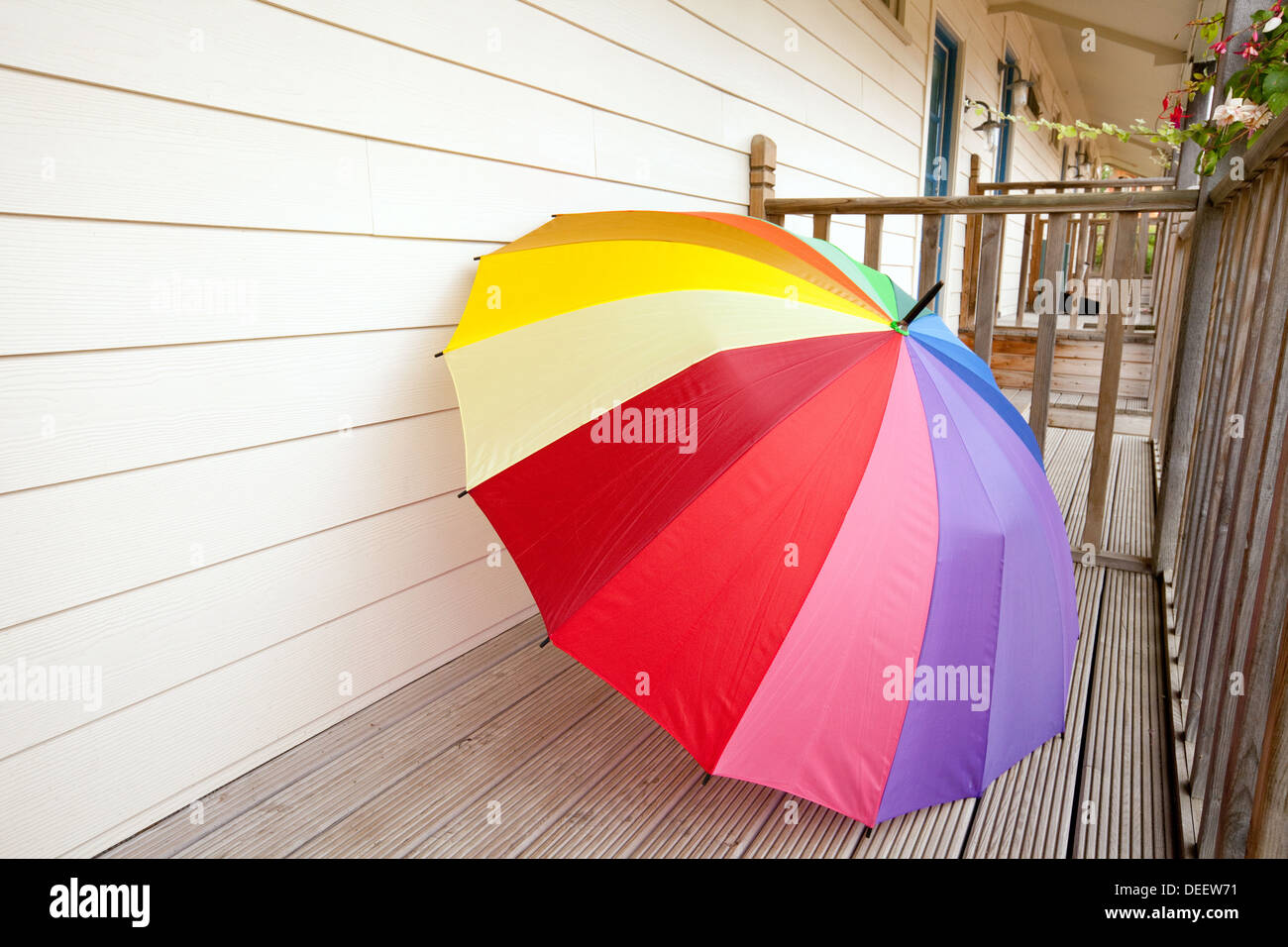 Bunten Regenschirm auf einer Veranda, Suffolk UK Stockfoto