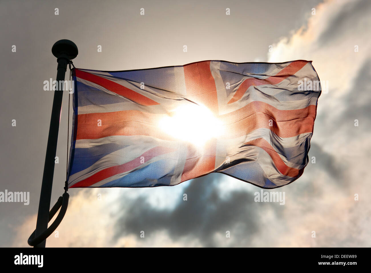 Union Jack-Flagge, Hintergrundbeleuchtung von der Sonne, UK Stockfoto