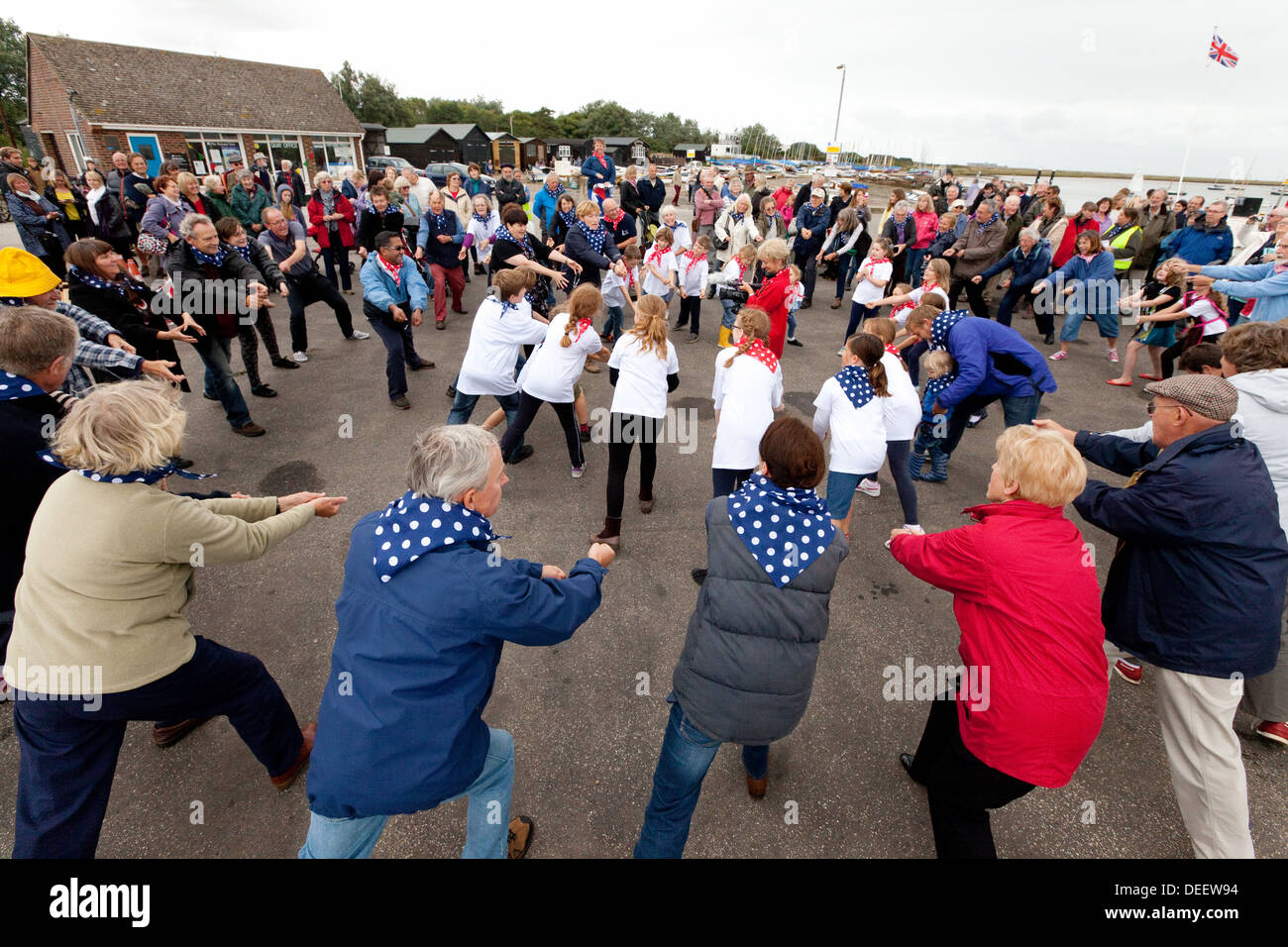 Menschen tanzen im Freien in einem lokalen Suffolk Dorf fair, Orford, Suffolk UK Stockfoto