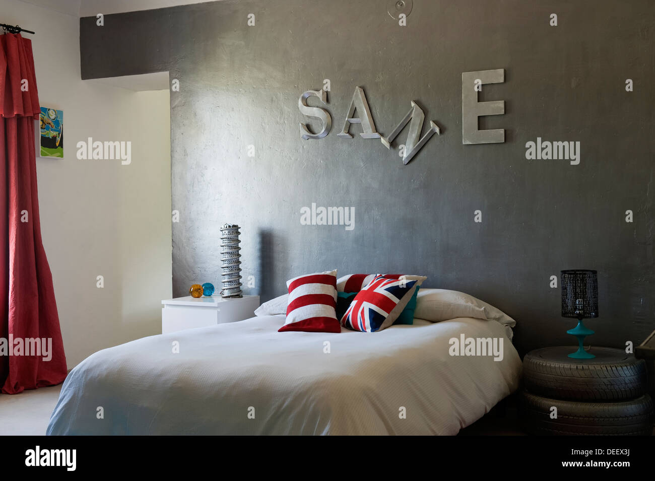 Teenager-Zimmer mit Autoreifen lackiert Silber mit Ply-Holz-Platten als Nachttisch Stockfoto