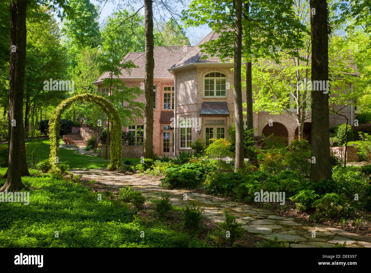 Garten und Seitenansicht eines Luxushauses in Nashville, Tennessee, USA Stockfoto
