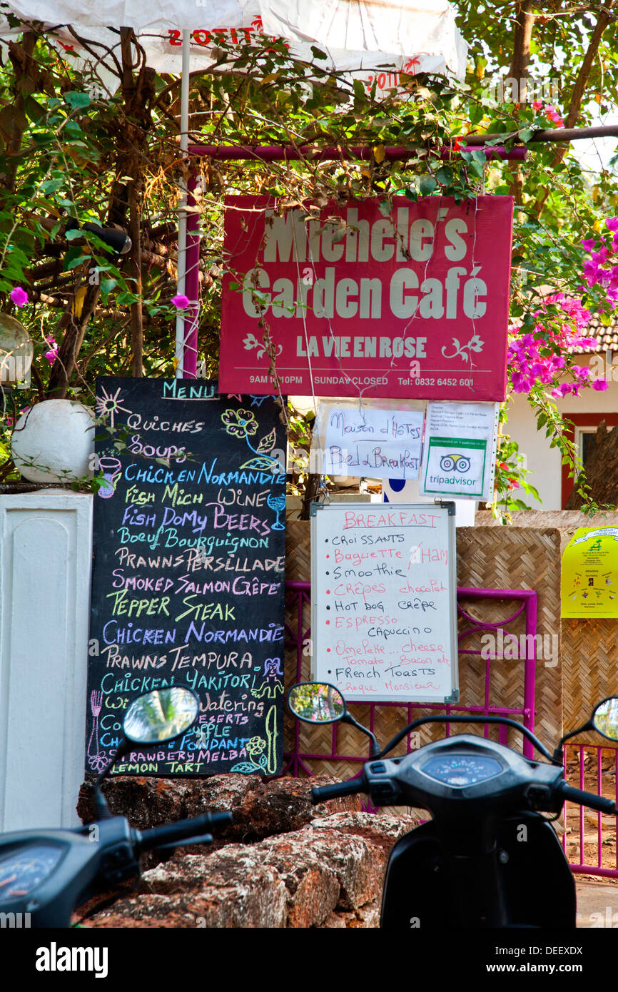 Schild eines Restaurants, Micheles Garten Cafe La Vie En Rose, H. Nr. 955, Pequen Peddem, Anjuna, Nord-Goa, Goa, Indien Stockfoto