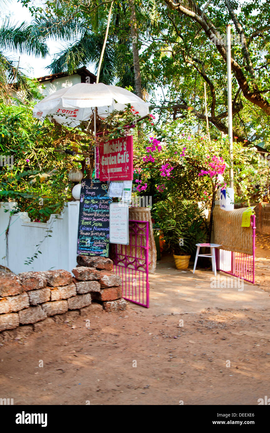 Eingang eines Restaurants, Micheles Garten Cafe La Vie En Rose, H. Nr. 955, Pequen Peddem, Anjuna, Nord-Goa, Goa, Indien Stockfoto