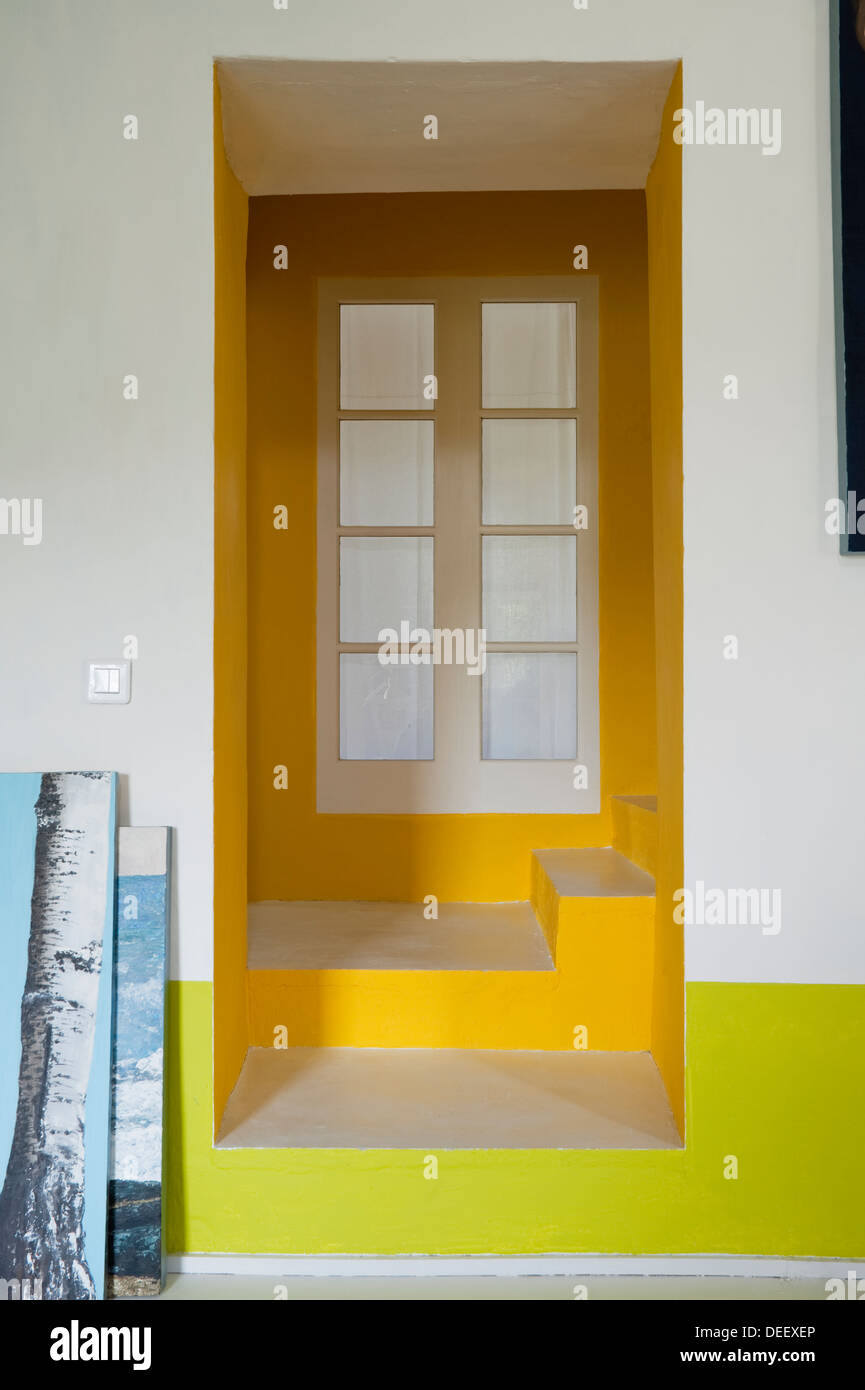 Quadratischen gewölbten Zugangspunkt in gelb lackiert Stockfoto